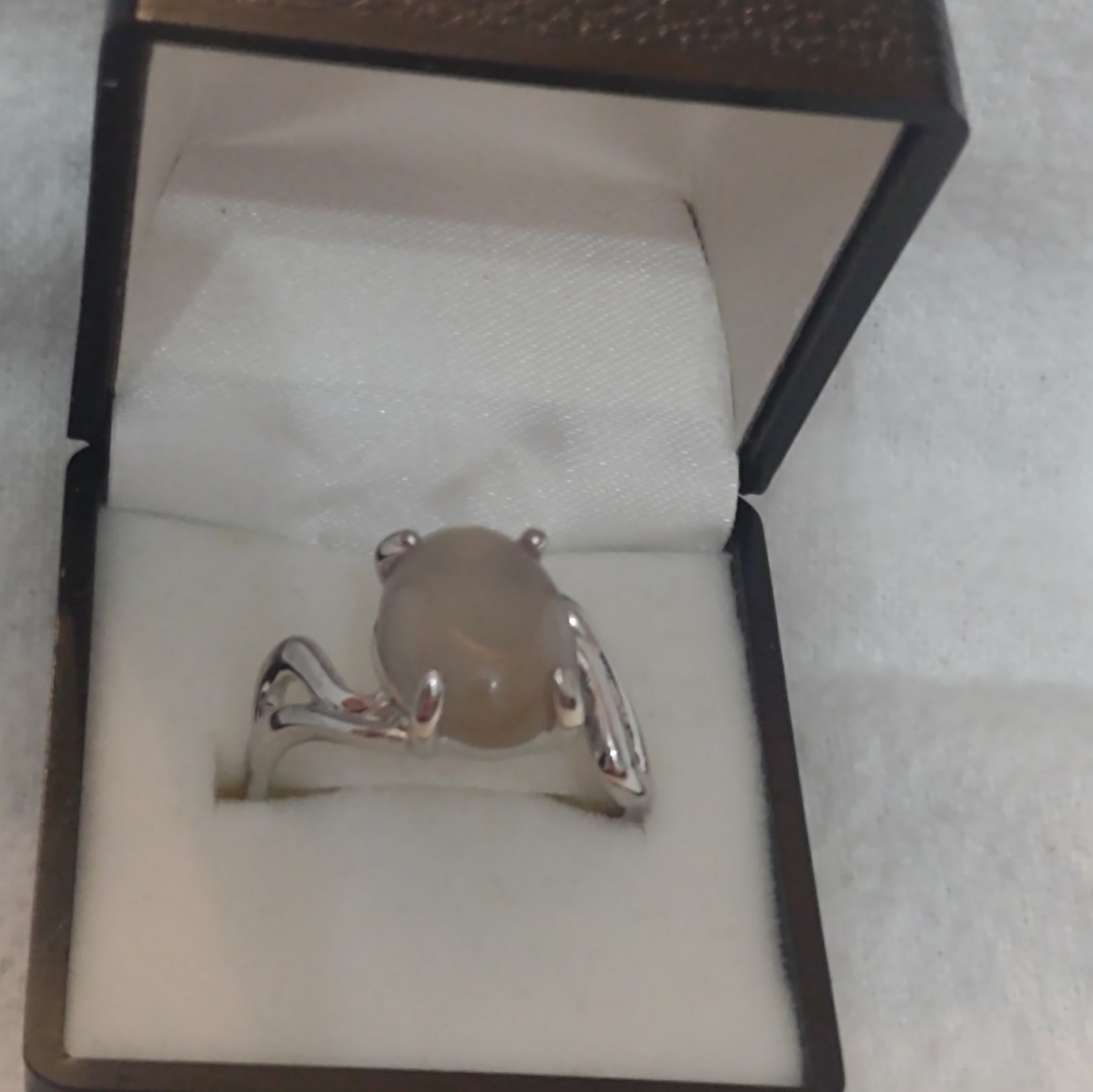 New women's white size 10 ring